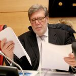 Santiago Aparicio, presidente de la patronal Cecale, antes de comparecer en las Cortes