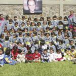 Alumnos del Colegio El Salvador, en La Paz (Bolivia). Al fondo, la imagen de Mario Losantos del Campo, propulsor de la fundación