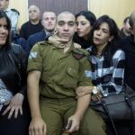 El soldado Elor Azaria, junto a sus familiares, ayer, durante el juicio en el que fue acusado del homicidio de un palestino