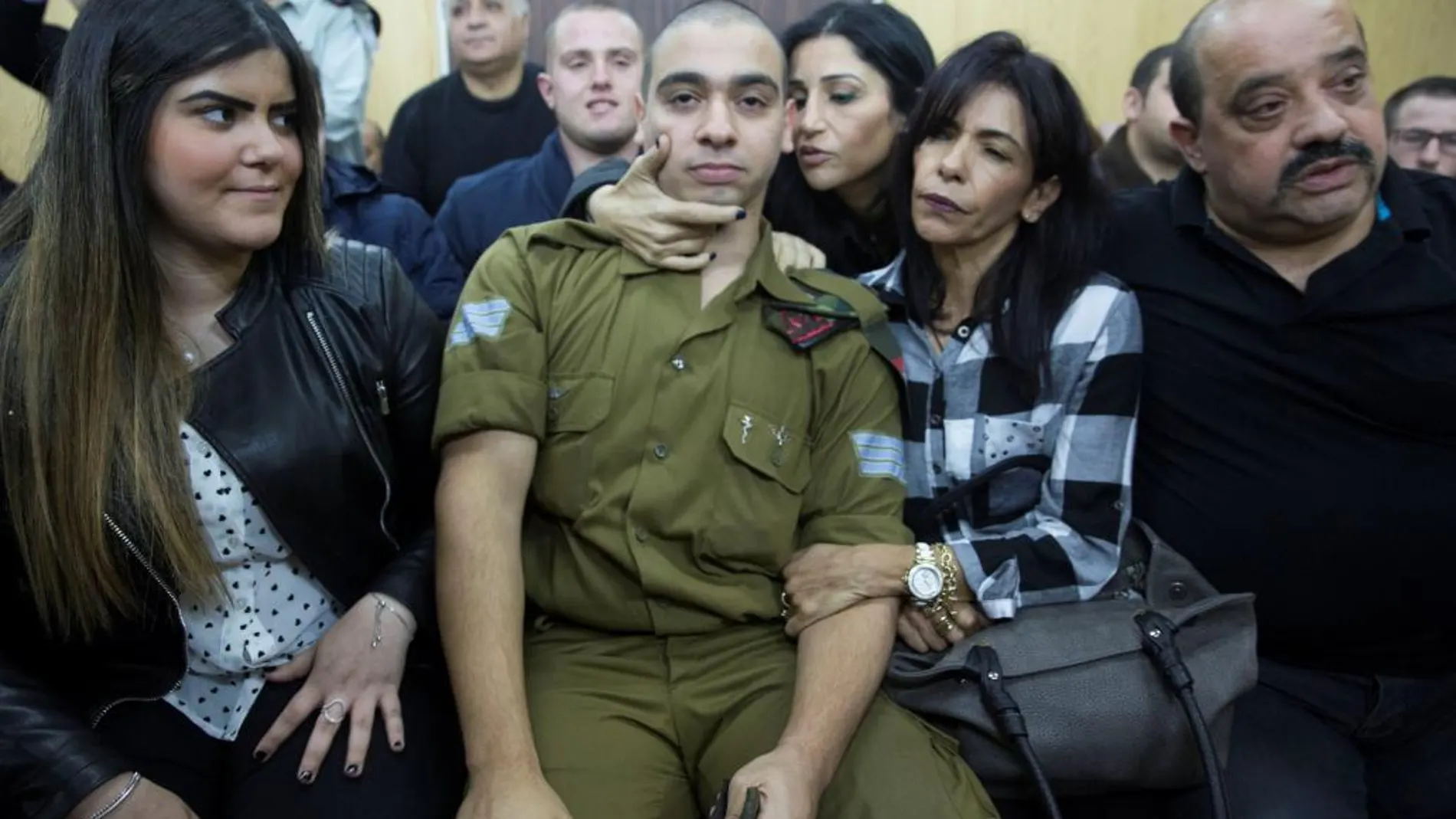 El soldado Elor Azaria, junto a sus familiares, ayer, durante el juicio en el que fue acusado del homicidio de un palestino