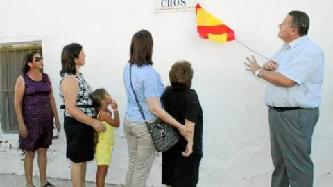 El alcalde de La Unión, Francisco Bernabé, durante la inauguración de la calle dedicada a Pencho Cros