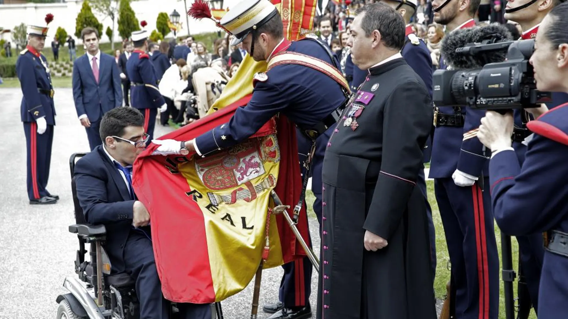 Jura de bandera de civiles, durante el acto de jura de bandera de la Guardia Real que ha presidido la Reina Sofía, en el cuartel "El Rey", en El Pardo