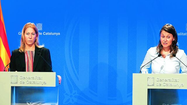La portavoz del Govern, Neus Munté, junto con la consellera de Agricultura, Meritxell Serret, ayer en la rueda de prensa posterior al Consell Executiu