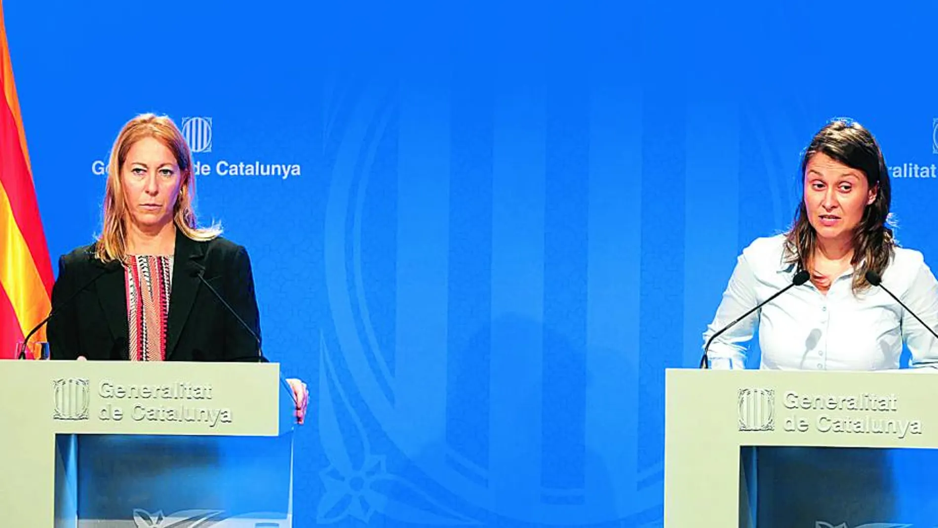 La portavoz del Govern, Neus Munté, junto con la consellera de Agricultura, Meritxell Serret, ayer en la rueda de prensa posterior al Consell Executiu