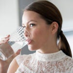 Beber agua alcalina: ¿bueno o malo para la salud?