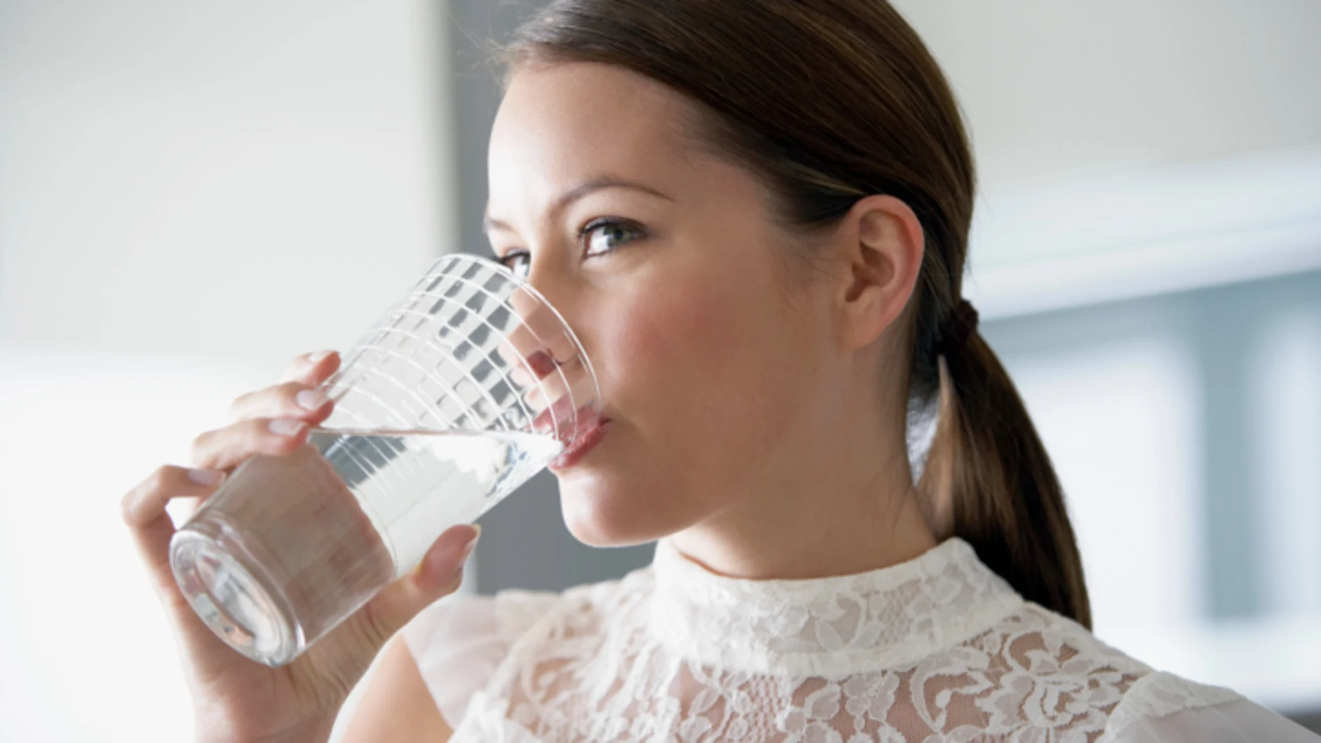 Beber agua alcalina: ¿bueno o malo para la salud?