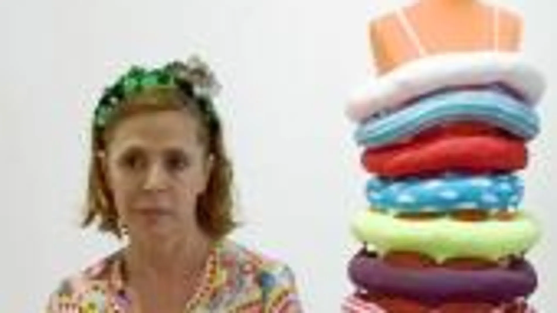 La modista en Colombia durante una exposición sobre sus diseños