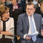 El presidente del Gobierno en funciones y del PP, Mariano Rajoy, junto a la secretaria general del PP, María Dolores de Cospedal