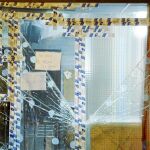 Juan C., fugitivo de la justicia, embisitó su vehículo contra el escaparate de un negocio en Móstoles.