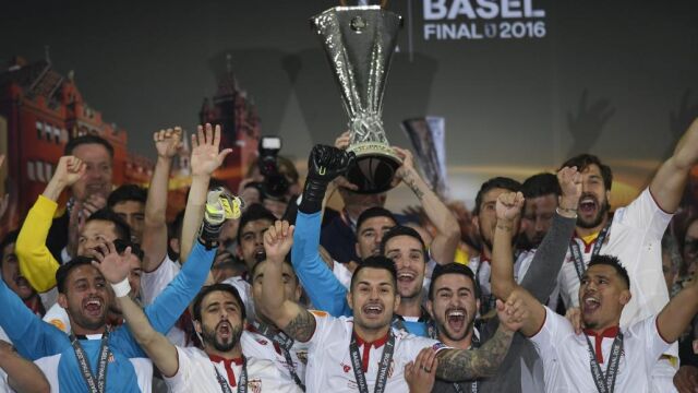 Jugadores y cuerpo técnico del Sevilla celebran con el trofeo de la Liga Europa