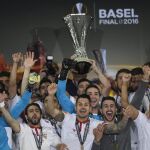 Jugadores y cuerpo técnico del Sevilla celebran con el trofeo de la Liga Europa