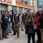 Los representantes de los trabajadores de Iberia que se dirigen a la reunión