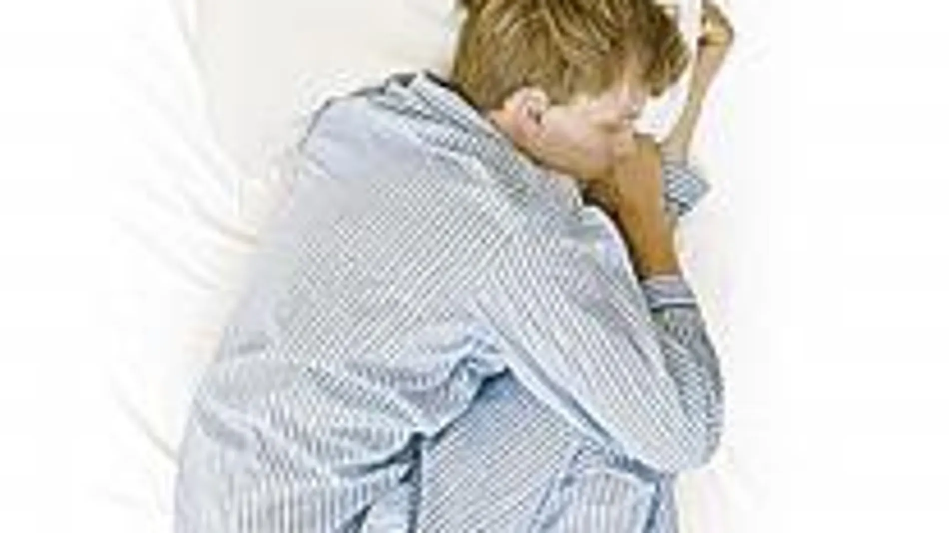 Una media de 5 horas al día mirando el teléfono aumenta el riesgo de dormir poco en un 50%