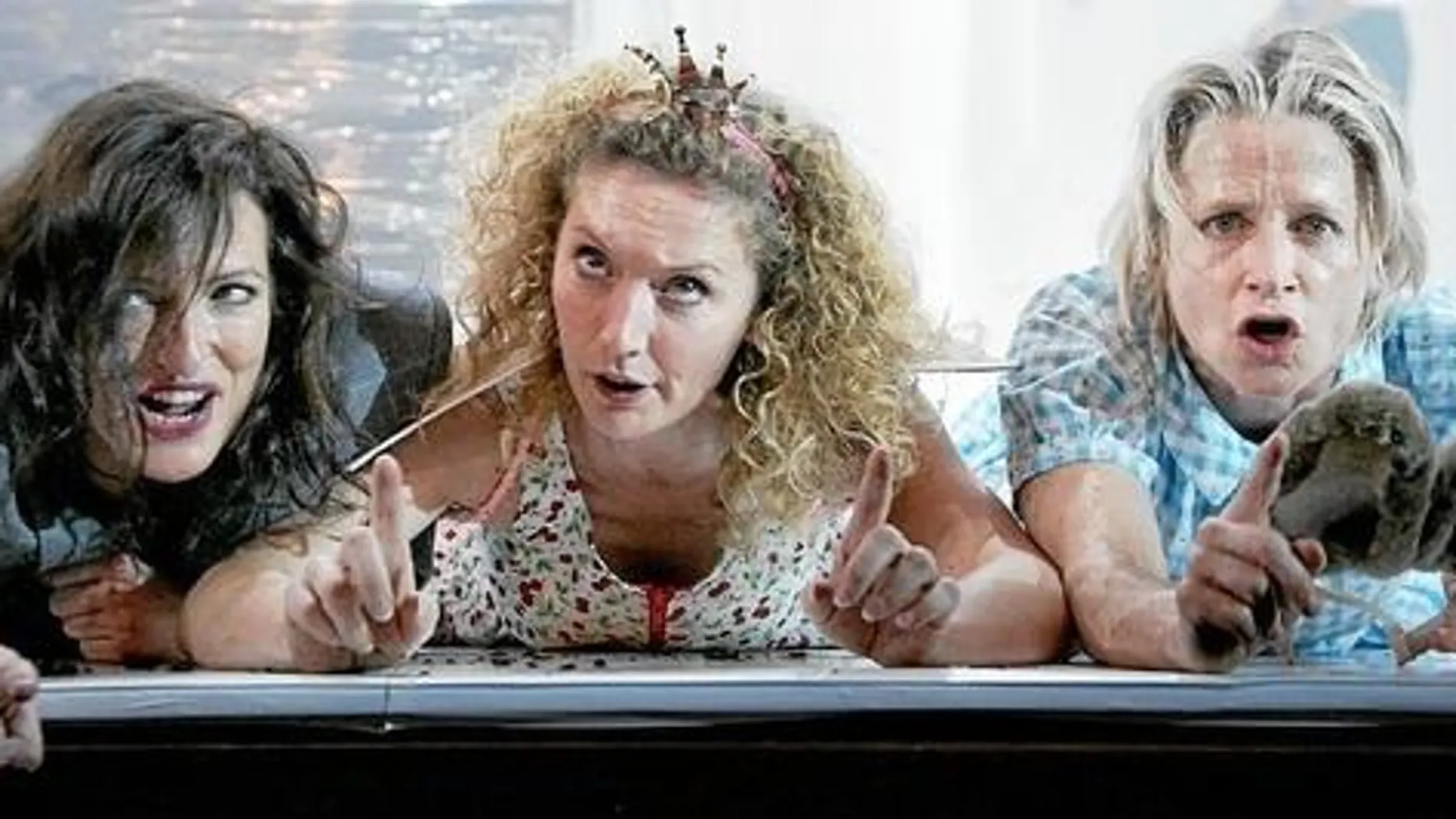 Una escena de «Forests», con, de izda. a dcha., Katy Stephens, Roser Camí y Hayley Carmichael