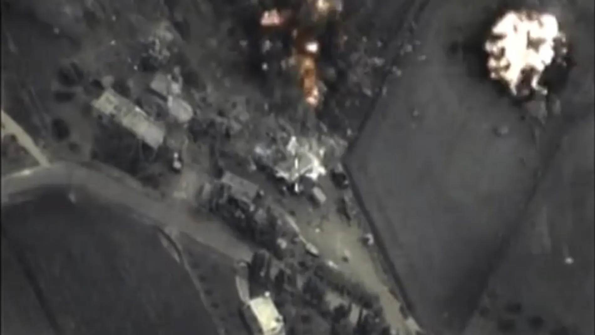 Captura de video facilitada por el Ministerio de Defensa ruso que muestra el bombardeo aéreo ruso en Hmeymim