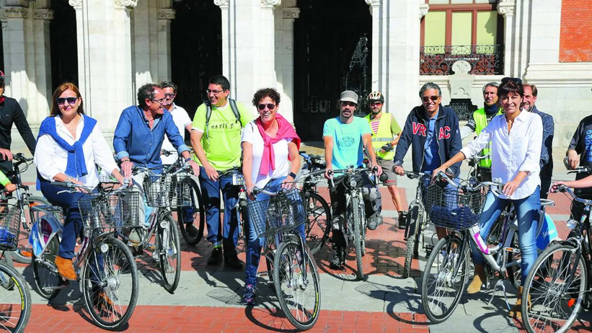 Los concejales Ana Redondo, Luis Vélez y María Sánchez participaron en la «Cicloconcejalada», ayer en Valladolid