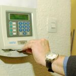 Un funcionario ficha al llegar a su lugar de trabajo