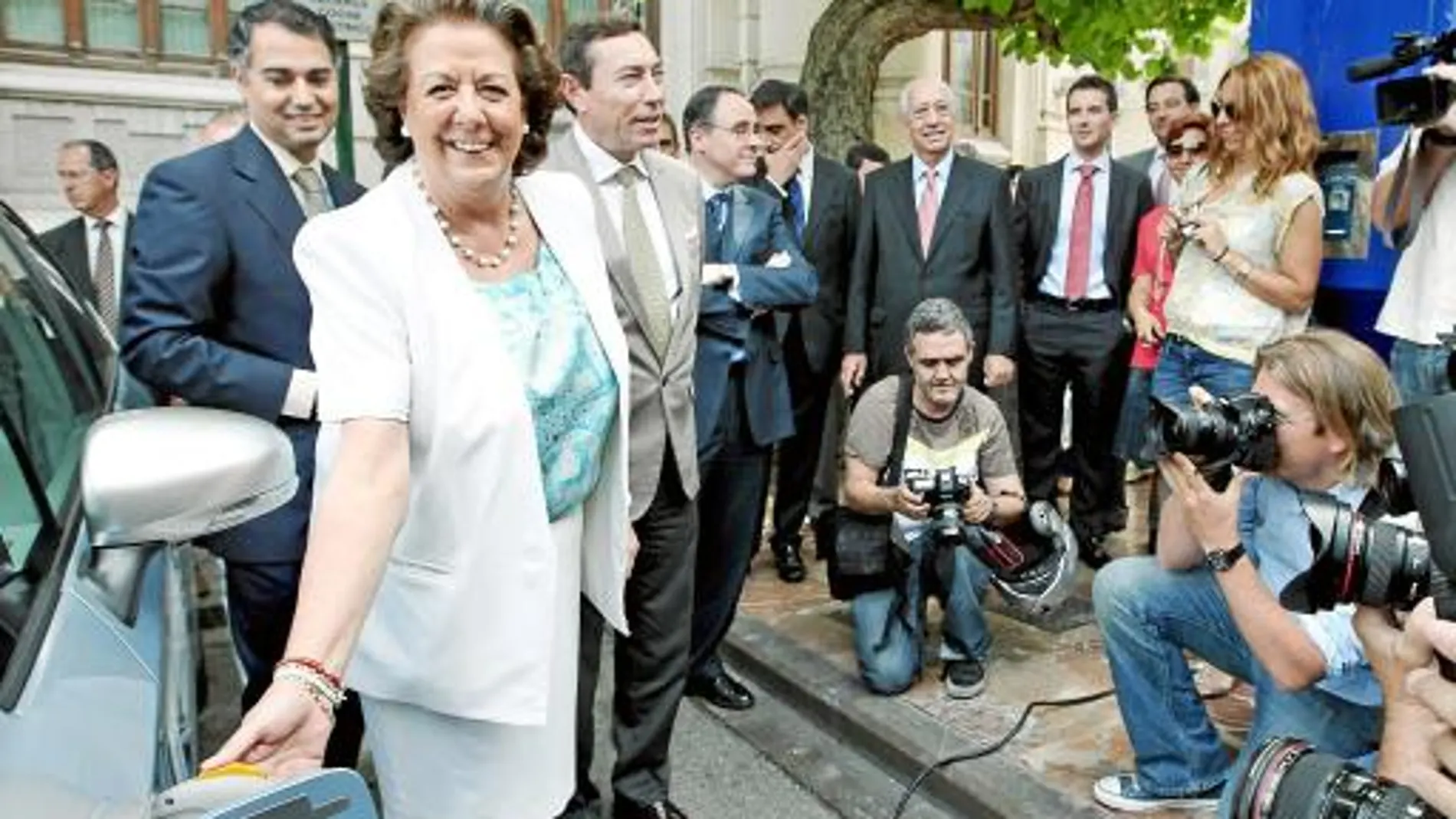 Barberá, junto al conseller Flores, durante la recarga de un coche