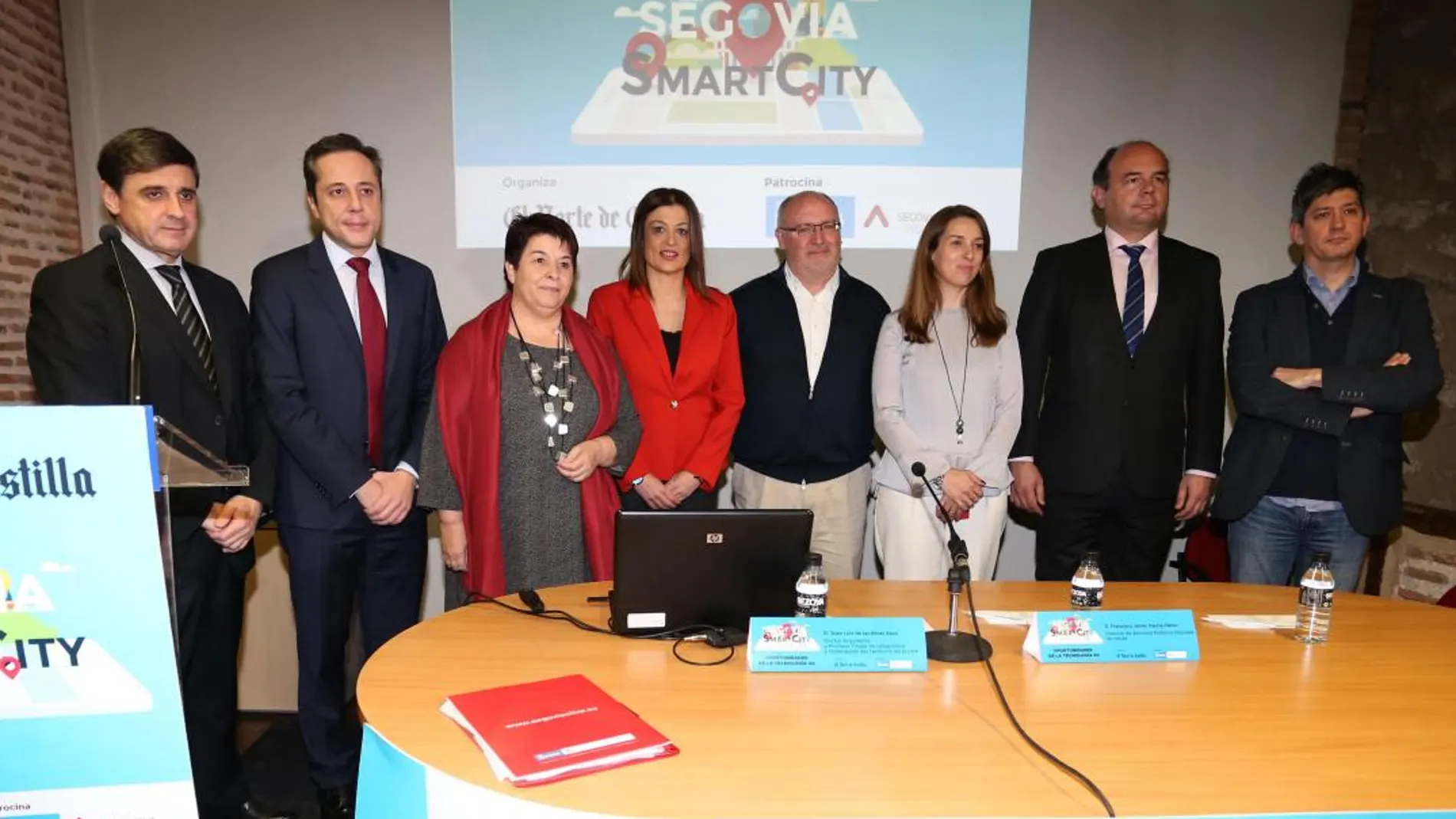 La alcaldesa de Segovia, Clara Luquero, junto con el director de Ciudades Inteligentes de Red.es, Francisco Javier García, y Mercedes Fernández, entre otros, en el Foro «Segovia Smart City»