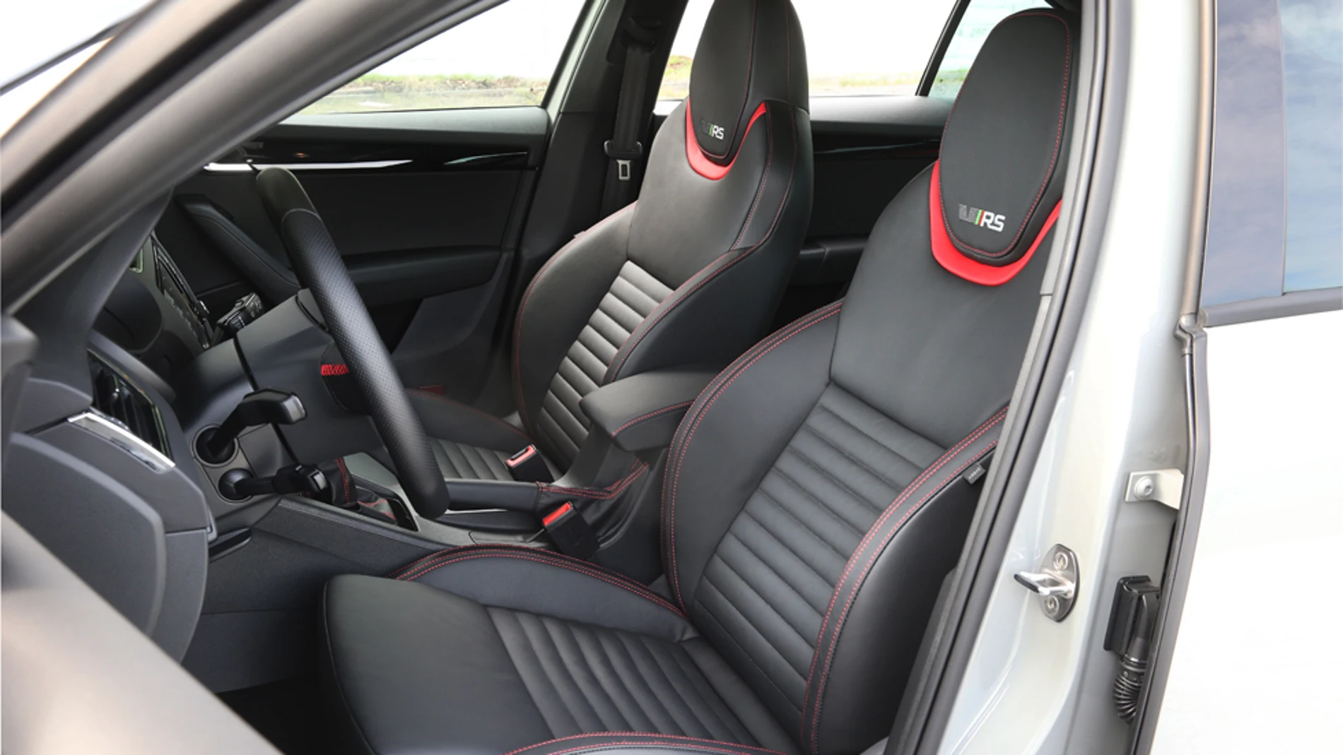 El interior de las variantes RS es deportivo.