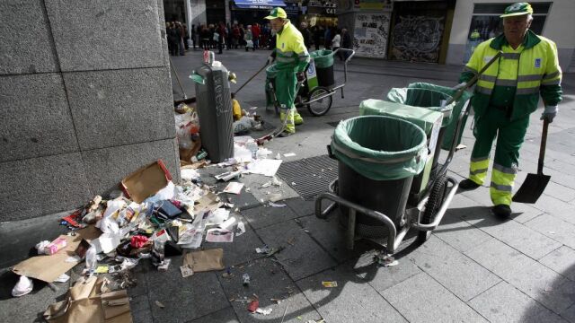 Madrid sólo tiene seis barrenderos nuevos en la calle
