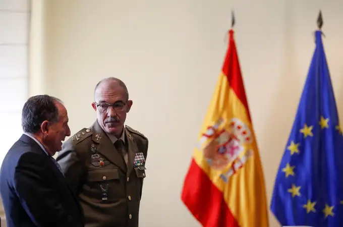 Robles mantiene a la cúpula militar y a Sanz Roldán al frente del CNI