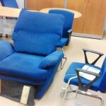 Los facultativos del Samur de la central de llamadas de Pozuelo sólo disponen de este sillón para descansar