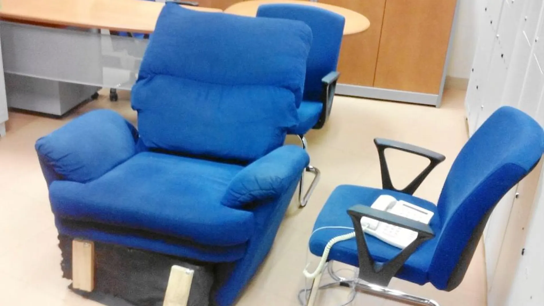 Los facultativos del Samur de la central de llamadas de Pozuelo sólo disponen de este sillón para descansar
