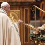 El Papa Francisco celebra las Vísperas y la solemne ceremonia del Te Deum en la basílica de San Pedro en el Vaticano
