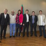 Los impulsores del proyecto: el portavoz y los procuradores del PSOE en las Cortes, Luis Tudanca Fernández, Ana Sánchez y José Ignacio Martín, junto a Felipe Lubián, presidente de la Mancomunidad Alta Sanabria; José Fernández, alcalde de Puebla de Sanabria; Manuel Santiago; José Manuel Soto; y Remedios Fernández