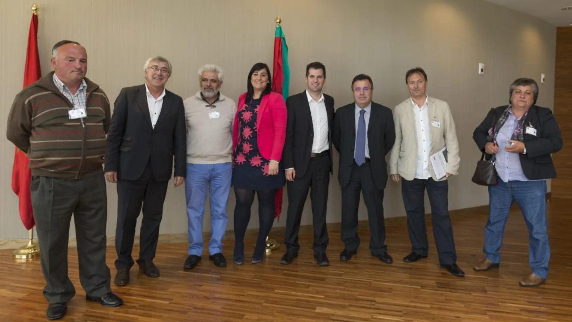 Los impulsores del proyecto: el portavoz y los procuradores del PSOE en las Cortes, Luis Tudanca Fernández, Ana Sánchez y José Ignacio Martín, junto a Felipe Lubián, presidente de la Mancomunidad Alta Sanabria; José Fernández, alcalde de Puebla de Sanabria; Manuel Santiago; José Manuel Soto; y Remedios Fernández