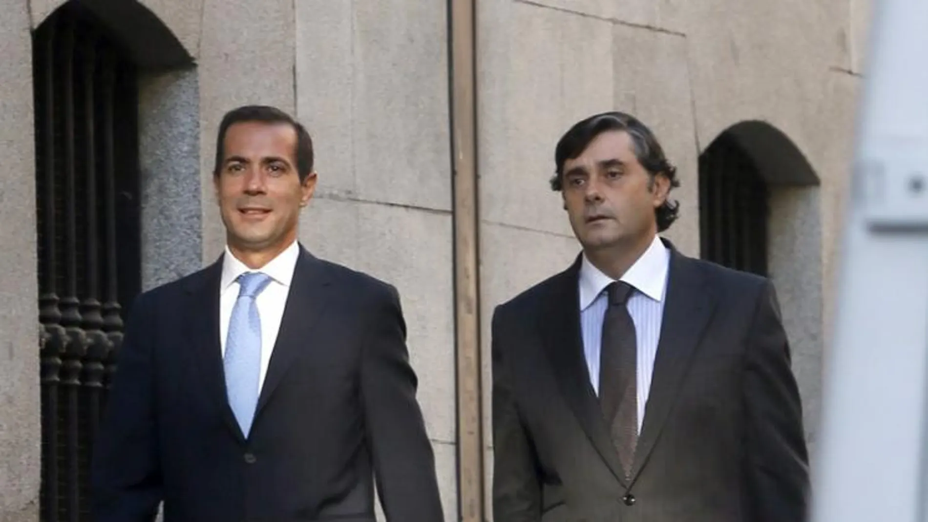 El exconsejero de Presidencia de la Comunidad de Madrid Salvador Victoria (izq) a su llegada a la Audiencia Nacional
