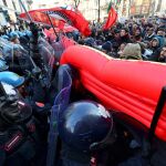 Los antifascistas se enfrentan a la Policía en Milán/Reuters