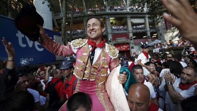 Rafaelillo saliendo a hombros en Pamplona la pasada temporada / EFE