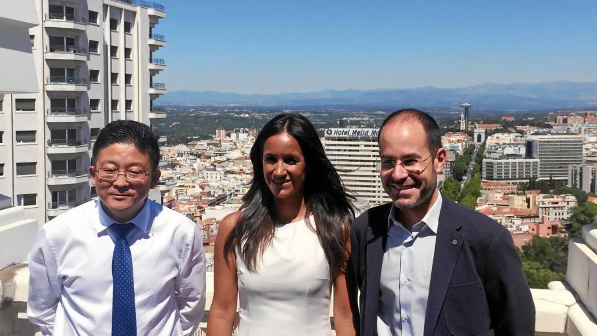 La portavoz de C’s, Begoña Villacís, visitó ayer el edificio junto al representante de Wanda en España