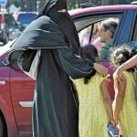 Una mujer con velo integral camina junto a una niña por la parisina Plaza de la Concordia en una imagen de archivo