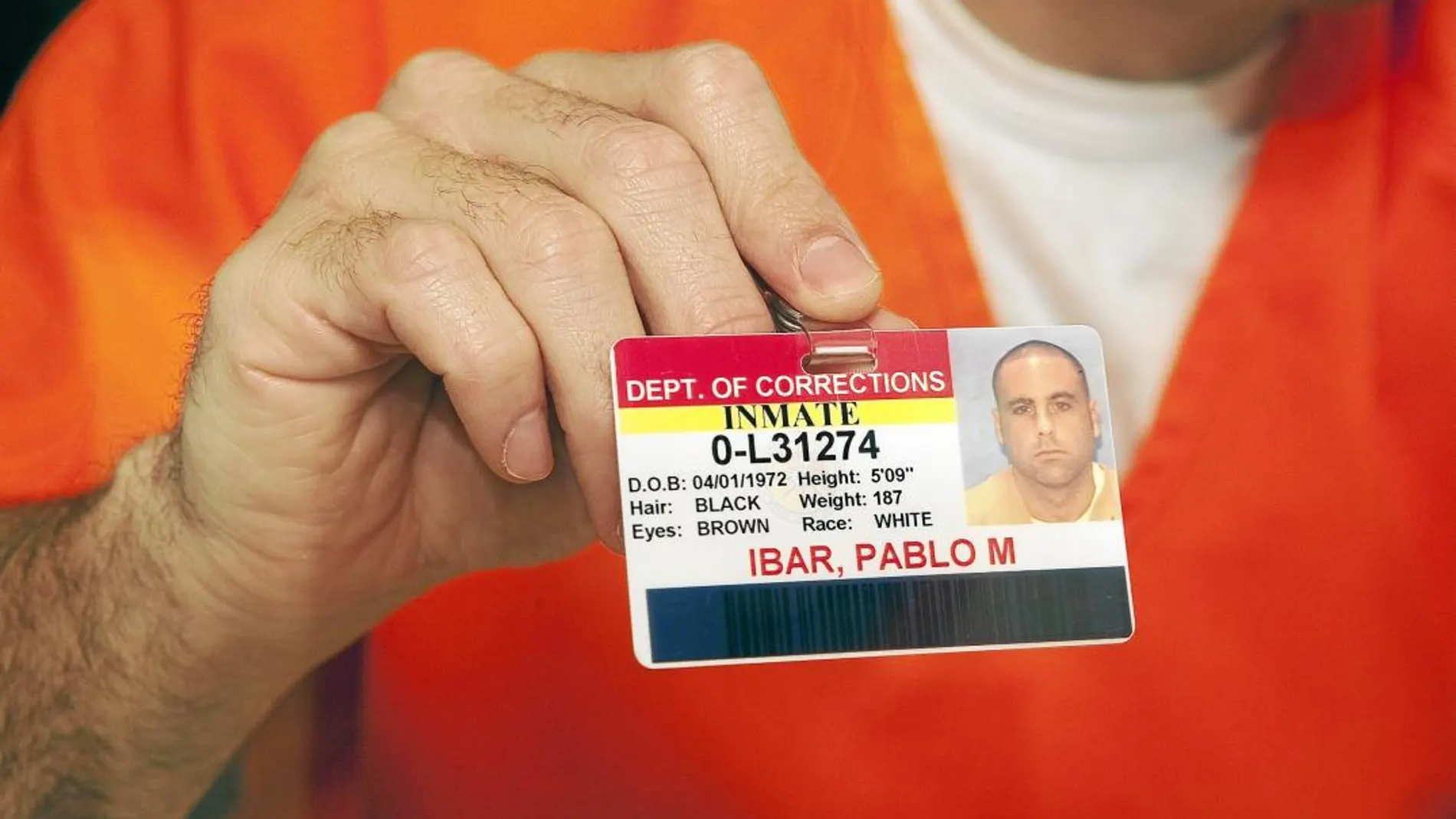 Pablo Ibar, en una imagen de archivo, muestra la tarjeta de identificación que tenía en la cárcel