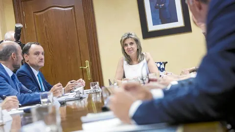 María José Salgueiro preside su primera Comisión de Asistencia a la delegada del Gobierno