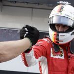 Sebastian Vettel celebra la pole con los miembros de su equipo en Baku. (AP Photo/Luca Bruno)