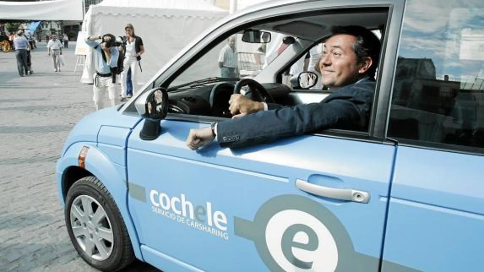 Juan Espadas, candidato del PSOE, se paseó ayer con un coche eléctrico por la plaza de San Francisco