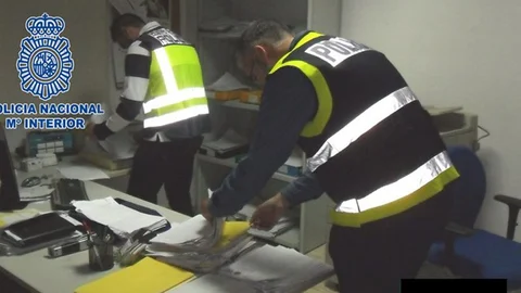 La Policía Nacional detuvo ayer a los dos propietarios de una correduría de seguros por estafar a cientos de conductores