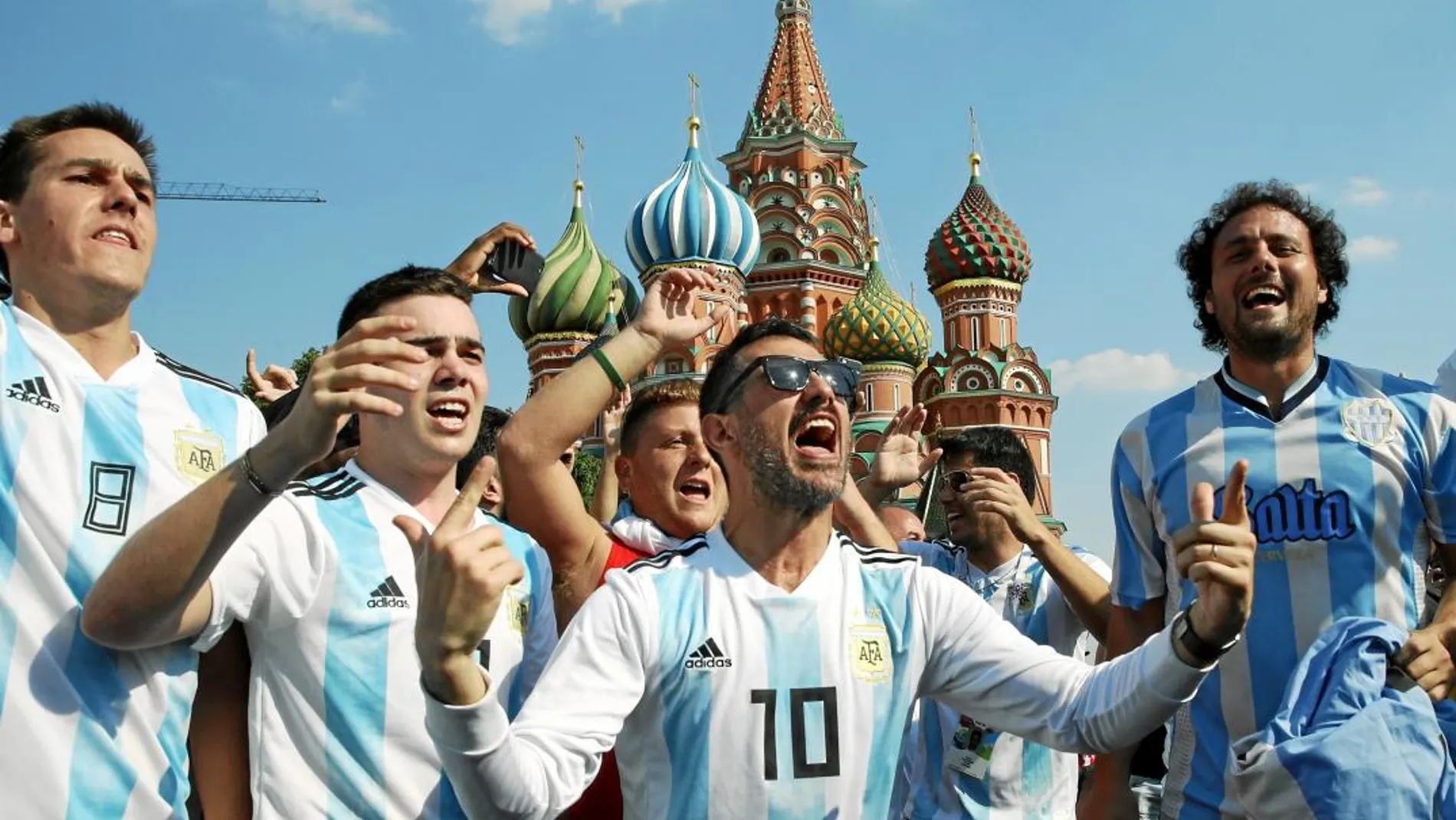 Aficionados argentinos optimistas después del empate en la primera jornada ante Islandia