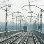 El metro atraviesa el puente de San Juan en el trazado de la línea 1