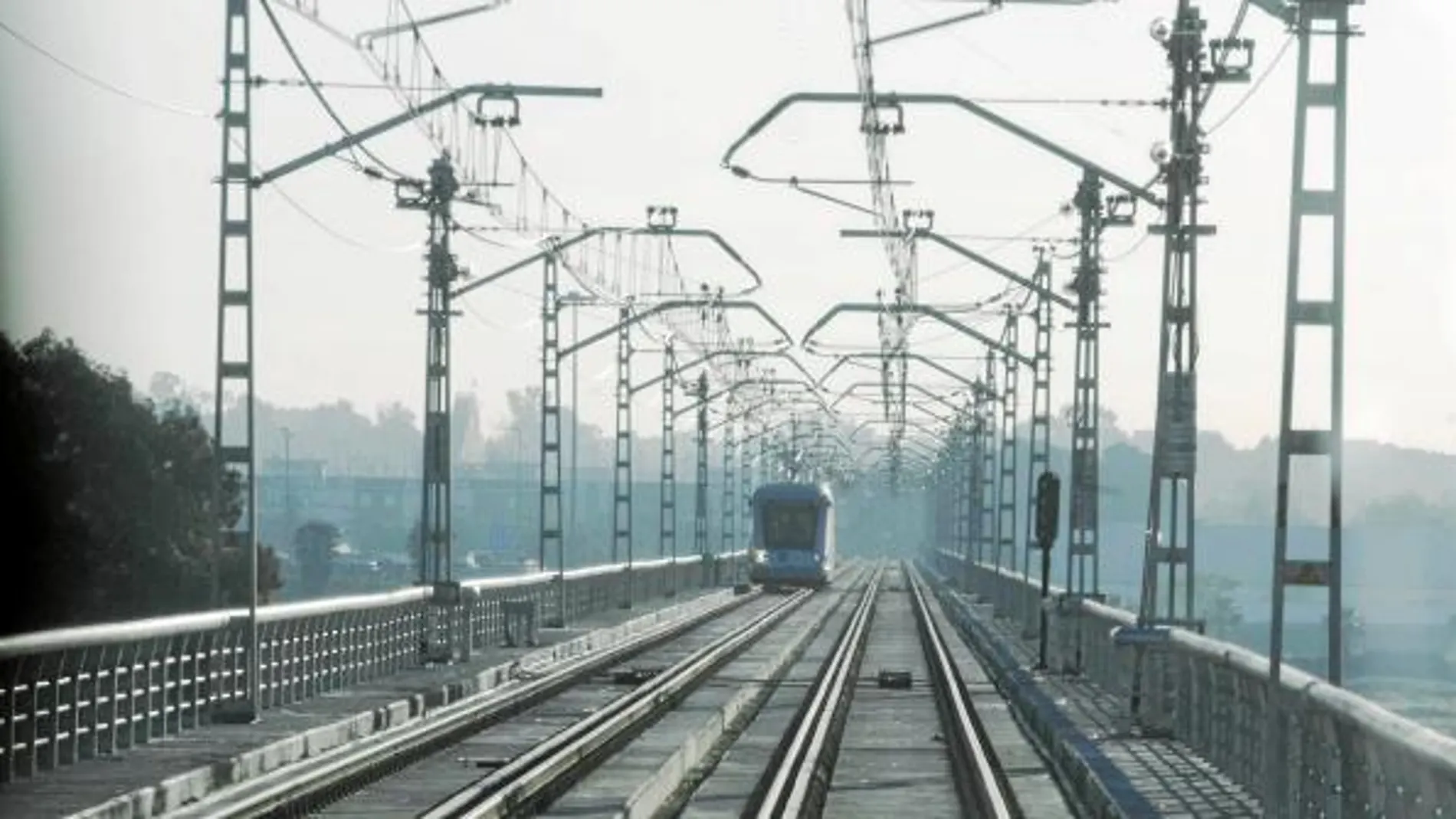 El metro atraviesa el puente de San Juan en el trazado de la línea 1