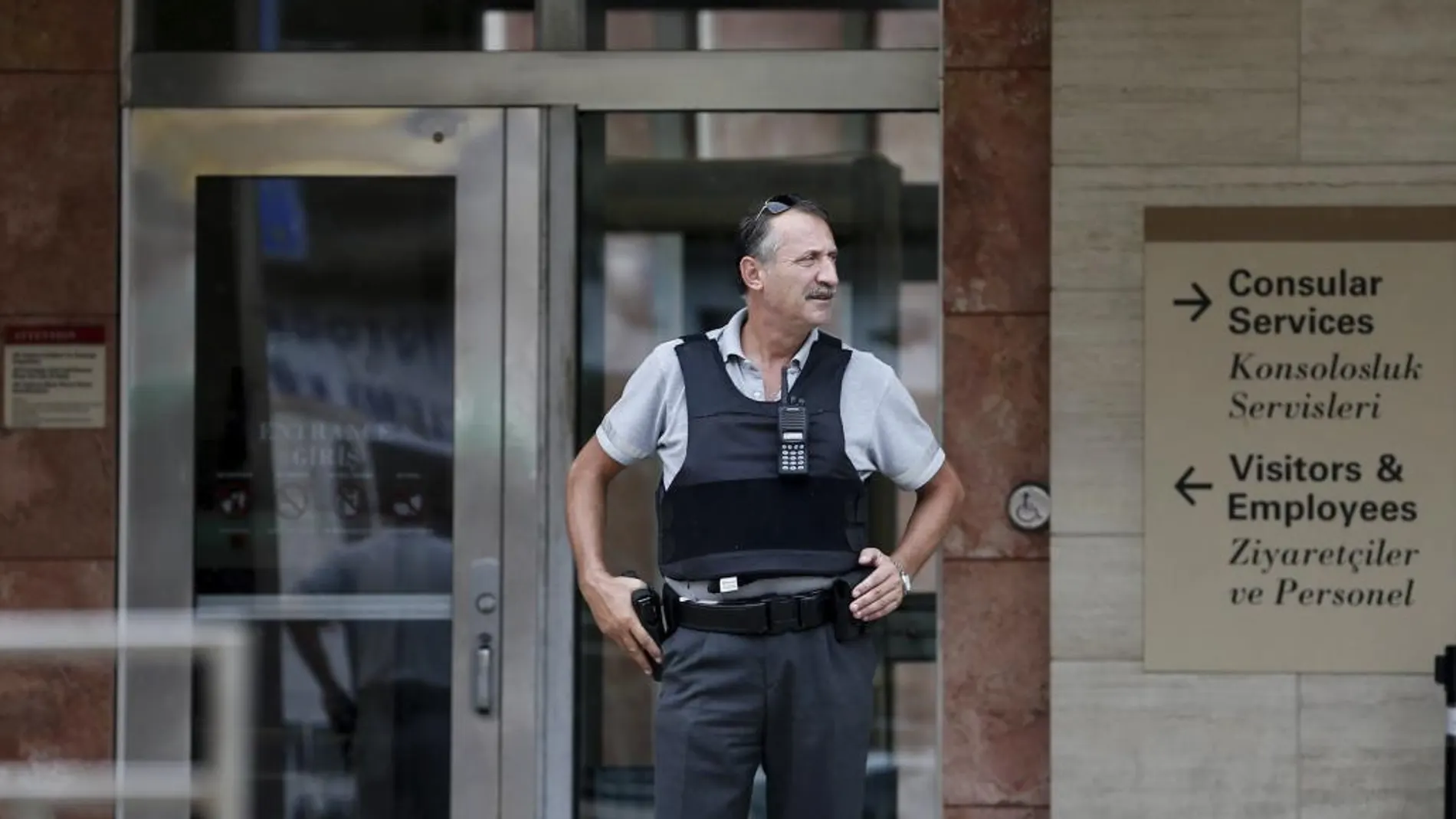 Un agente de seguridad permanece en guardia ante el Consulado de Estados Unidos en Estambul, en Turquía.