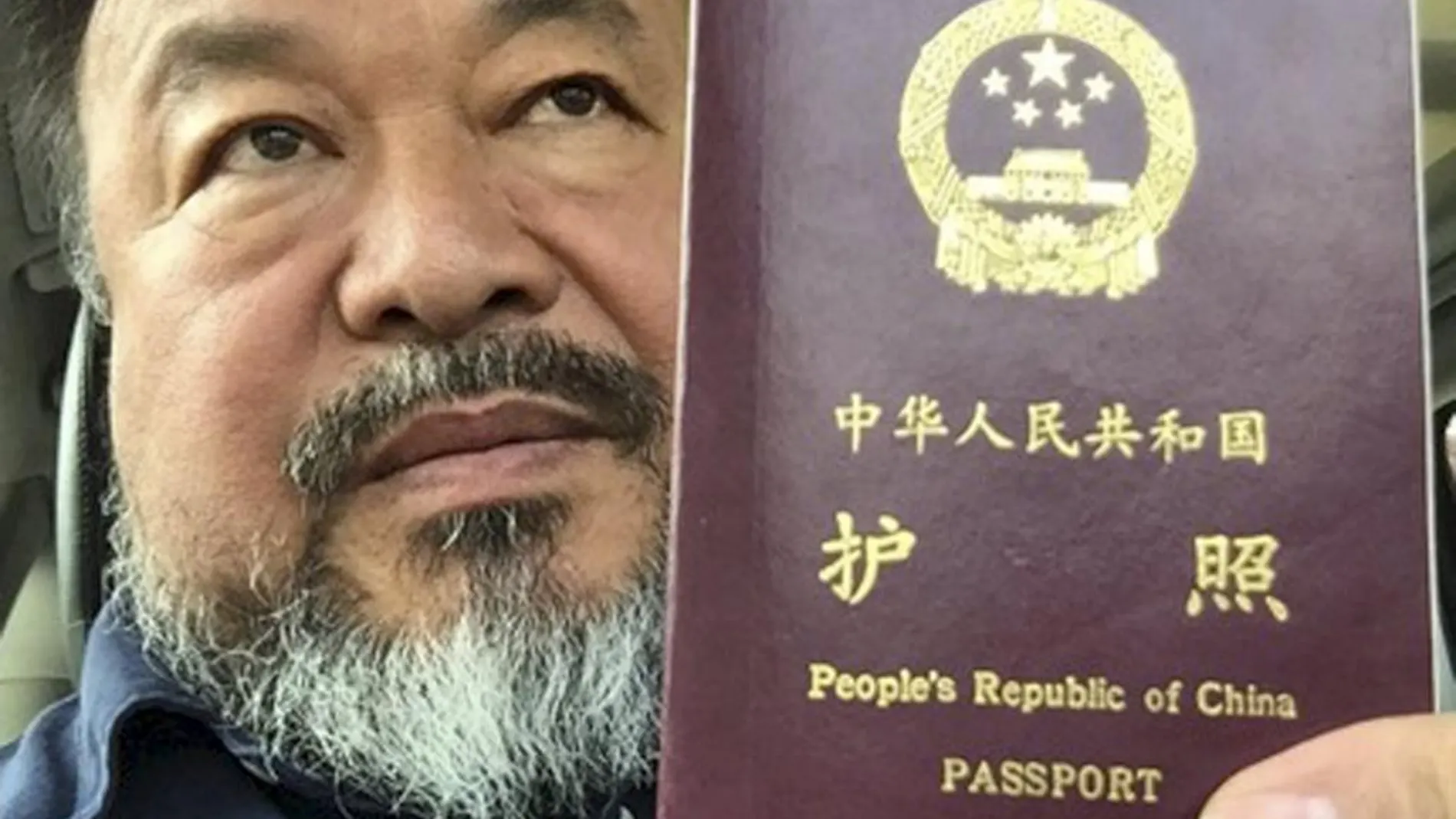 Ai Weiwei posa con su pasaporte