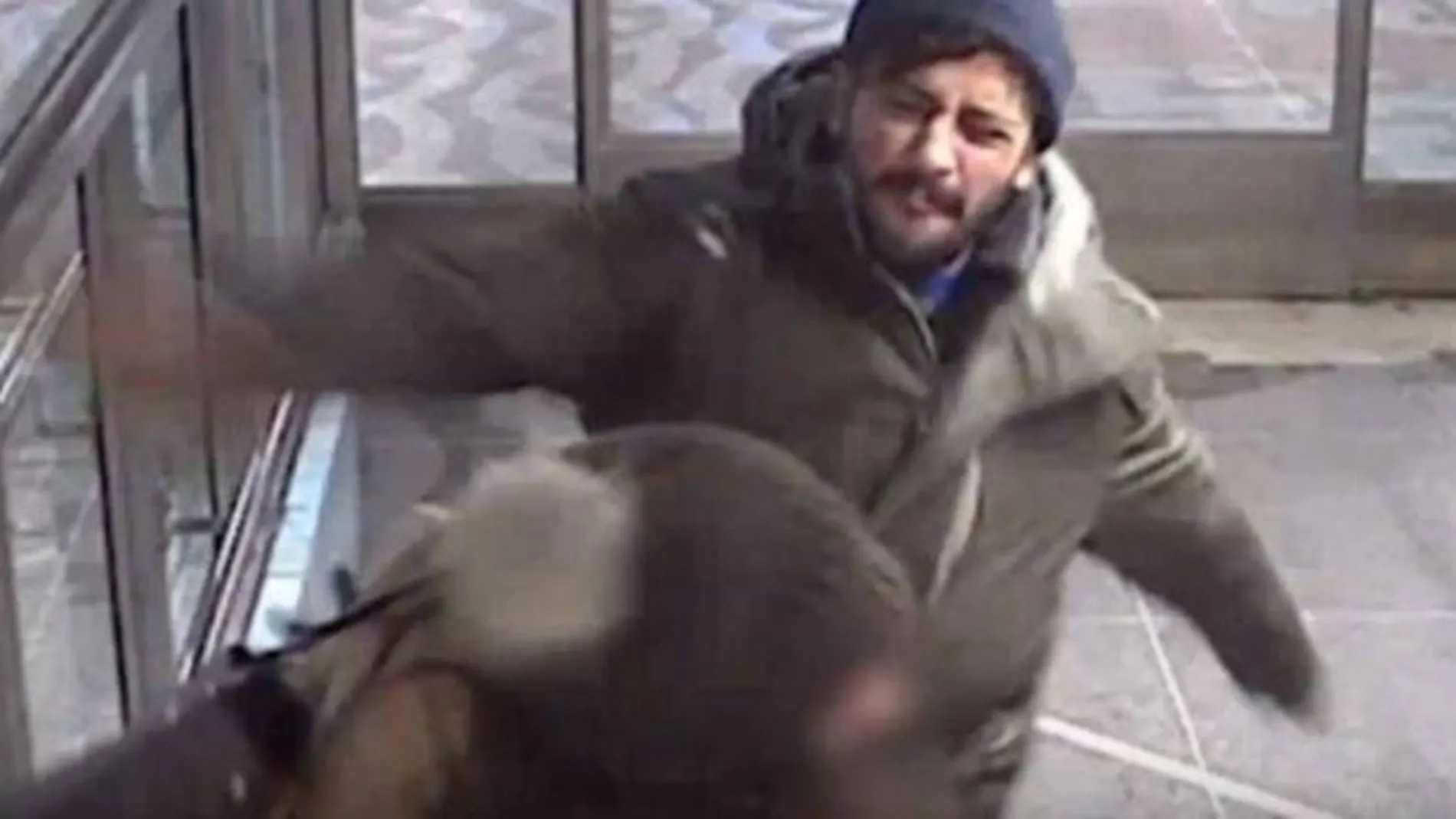 Un carterista agrede a una mujer que frustra un robo
