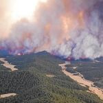 La menor intensidad del viento en la tarde de ayer facilitó las labores de extinción en Luna, en la comarca de Cinco Villas