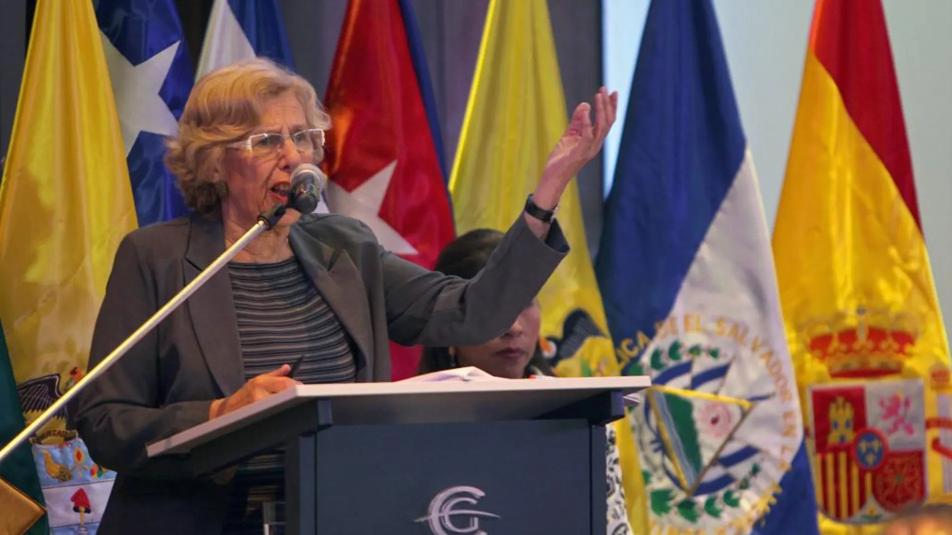 La alcaldesa de Madrid durante la XVII Asamblea de la UCCI en La Paz (Bolivia).