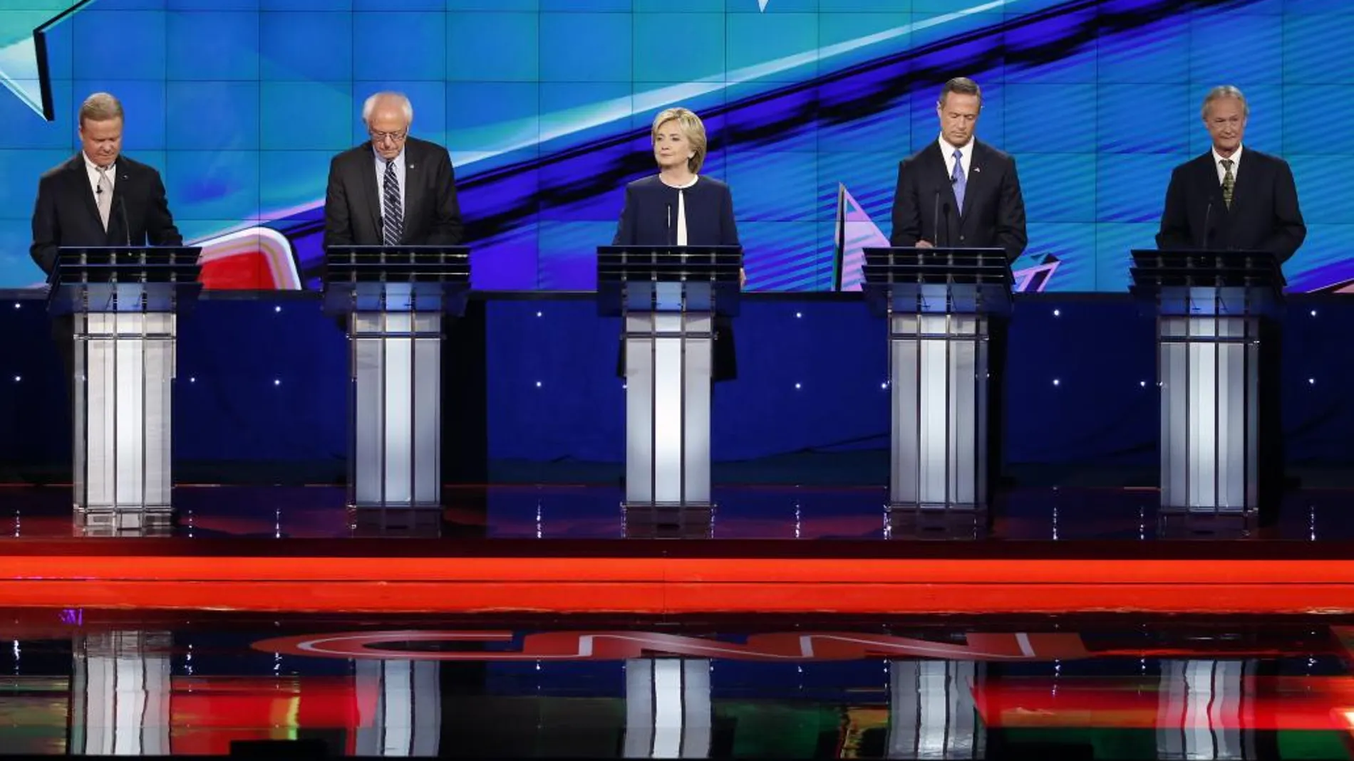 Jim Webb, Bernie Sanders,Hillary Rodham Clinton, Martin O'Malley, y Lincoln Chafeeantes del debate
